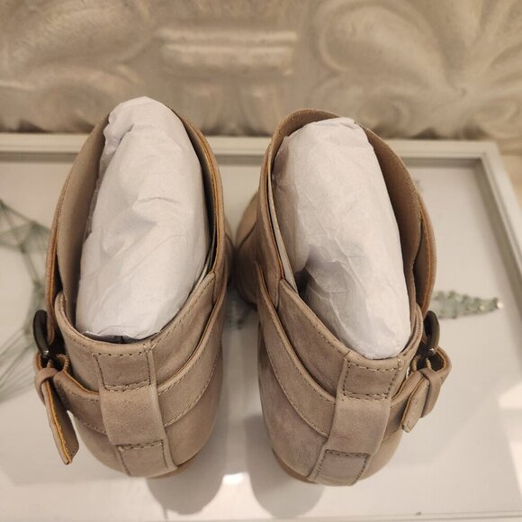 Vince Camuto Grey Leather " Bernida" Peep toe Heeled Sandals. NIB. Size Various - Picture 6 of 11